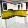 Tủ Bếp Góc L Màu Trắng Viền Nâu Hiện Đại