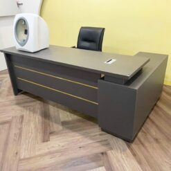 Bàn Giám Đốc Xám Viền Vàng Đơn Giản